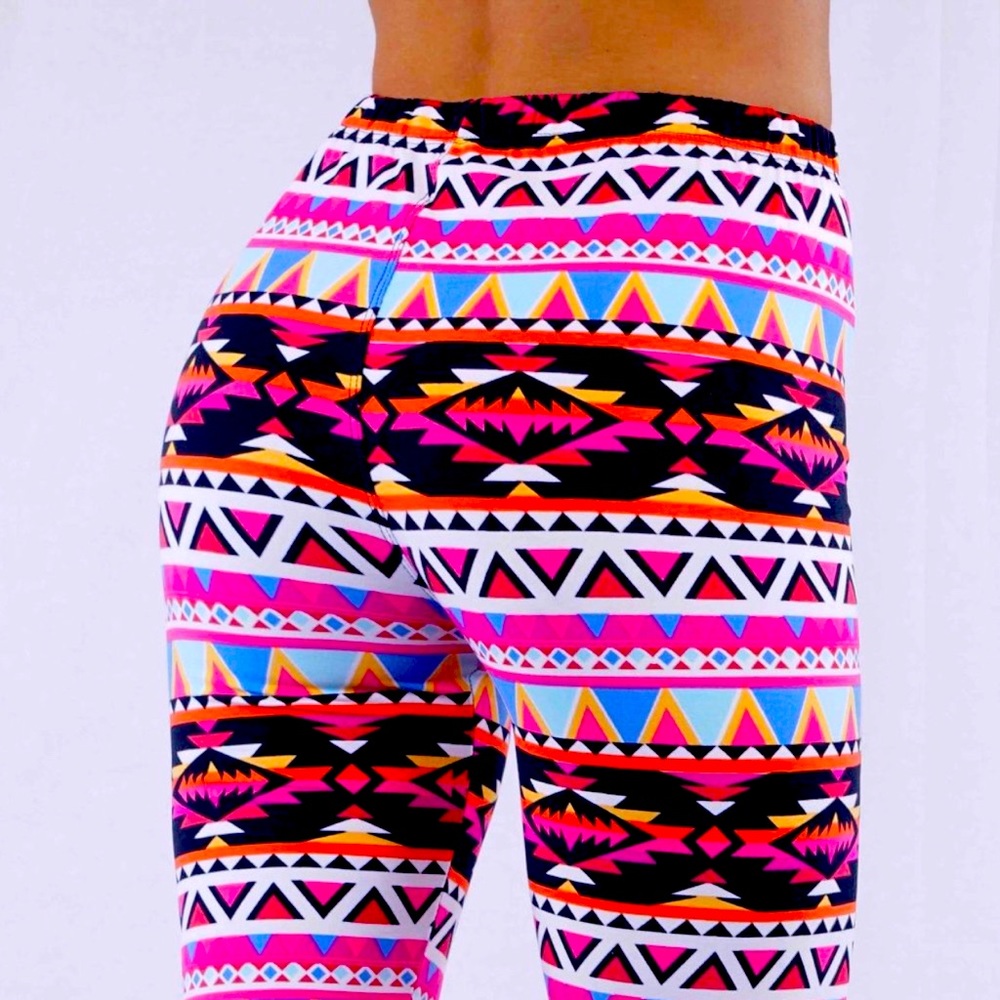 Buttery-soft Aztec print leggings! 😍🥰
